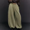 Pantalones de corte acampanado con topes – Pantalones