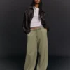 Pantalones de corte acampanado con topes – Pantalones