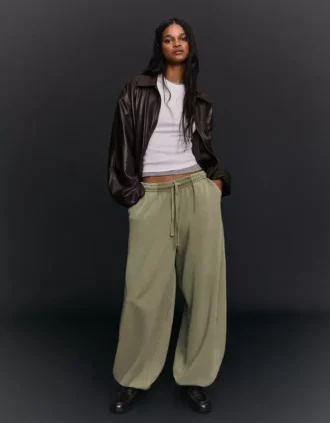 Pantalones de corte acampanado con topes – Pantalones