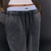 Pantalones de corte acampanado con topes – Pantalones
