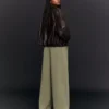Pantalones de corte acampanado con topes – Pantalones