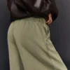 Pantalones de corte acampanado con topes – Pantalones