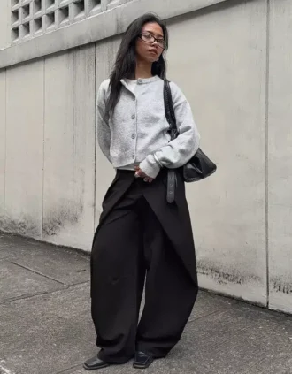 Pantalones plisados con doble botón