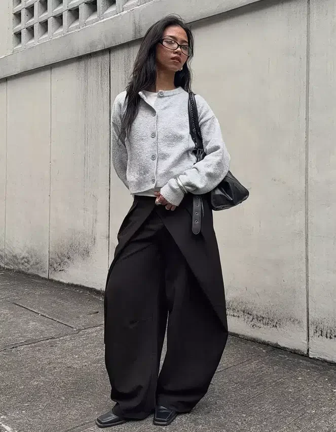 Pantalones plisados con doble botón Pantalones plisados con doble botón