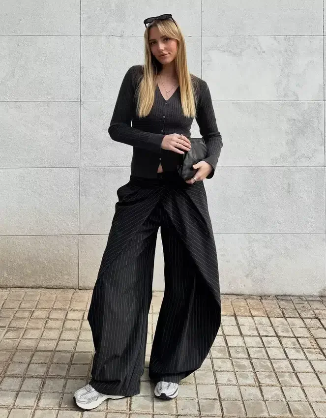 Pantalones plisados con doble botón Pantalones plisados con doble botón