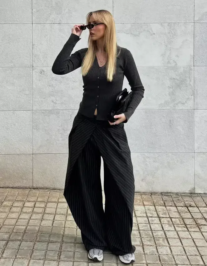 Pantalones plisados con doble botón Pantalones plisados con doble botón