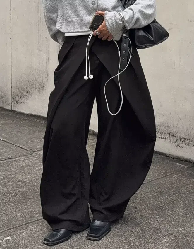 Pantalones plisados con doble botón Pantalones plisados con doble botón