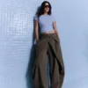 Pantalones plisados con doble botón – Pantalones