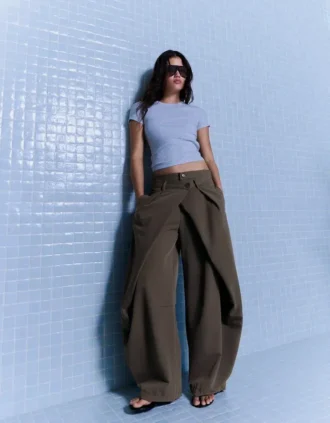 Pantalones plisados con doble botón – Pantalones