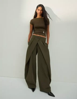 Pantalones plisados con doble botón – Pantalones