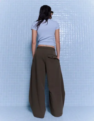 Pantalones plisados con doble botón – Pantalones