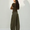 Pantalones plisados con doble botón – Pantalones