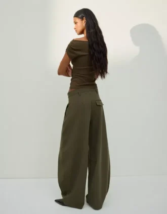 Pantalones plisados con doble botón – Pantalones