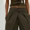 Pantalones plisados con doble botón – Pantalones
