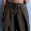 Pantalones plisados con doble botón – Pantalones