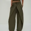 Pantalones plisados con doble botón – Pantalones