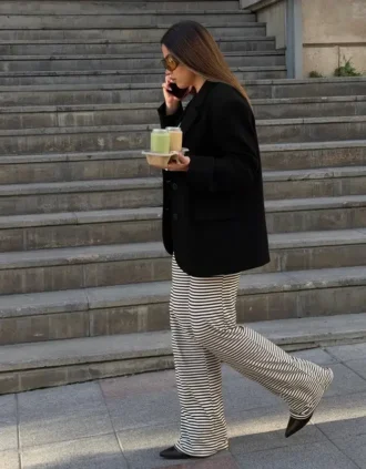 Pantalones rectos con estampado a rayas