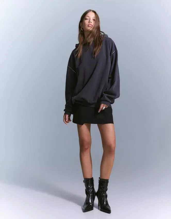 Sudadera con capucha con tachuelas – Tops y bodies Sudadera con capucha con tachuelas – Tops y bodies