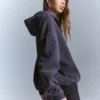 Sudadera con capucha con tachuelas – Tops y bodies Sudadera con capucha con tachuelas – Tops y bodies