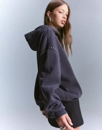 Sudadera con capucha con tachuelas – Tops y bodies