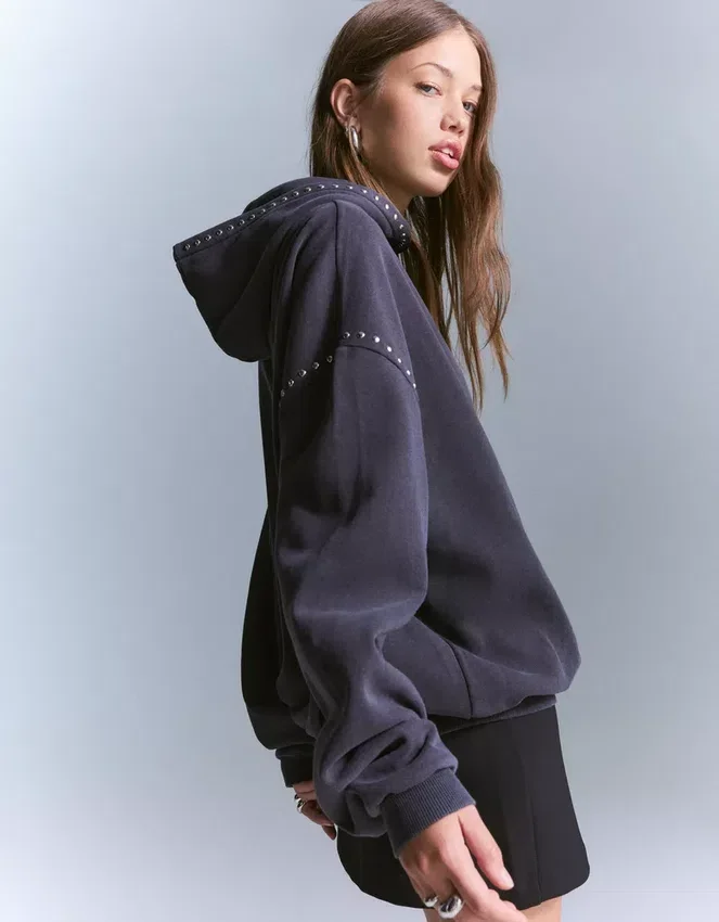 Sudadera con capucha con tachuelas – Tops y bodies Sudadera con capucha con tachuelas – Tops y bodies