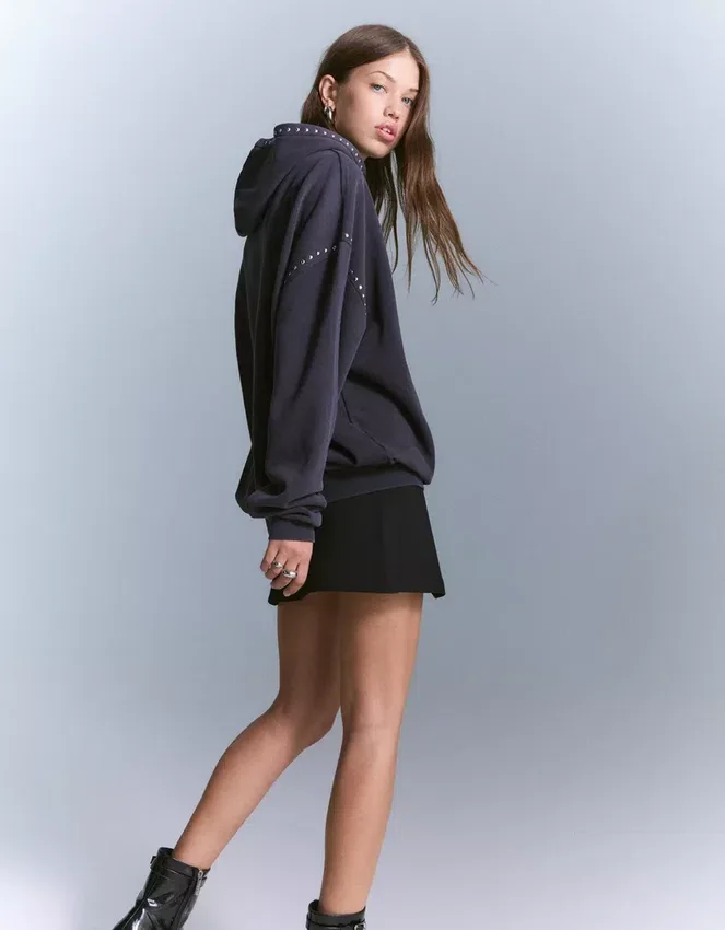 Sudadera con capucha con tachuelas – Tops y bodies Sudadera con capucha con tachuelas – Tops y bodies