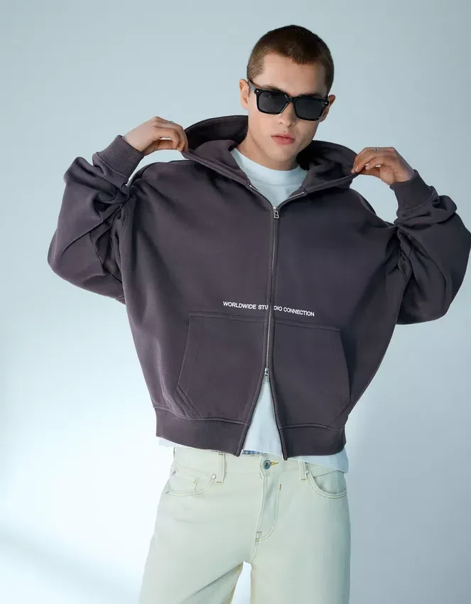 Sudadera corta de corte holgado con cremallera y estampado – Sudaderas y jerséis con capucha Sudadera corta de corte holgado con cremallera y estampado – Sudaderas y jerséis con capucha