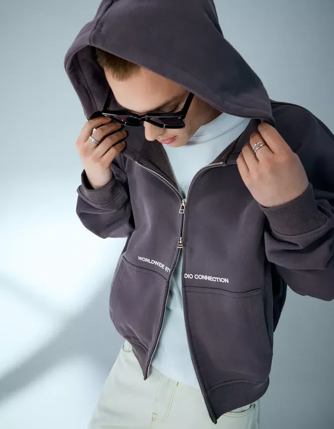 Sudadera corta de corte holgado con cremallera y estampado – Sudaderas y jerséis con capucha Sudadera corta de corte holgado con cremallera y estampado – Sudaderas y jerséis con capucha
