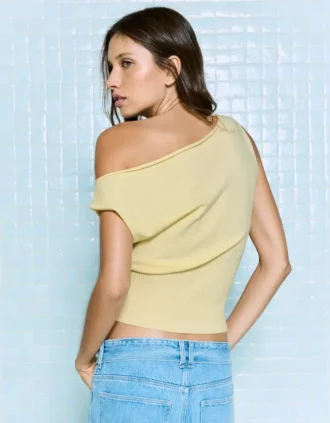 Top de punto con cuello barco