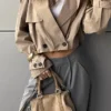 Trench corto con efecto globo Trench corto con efecto globo
