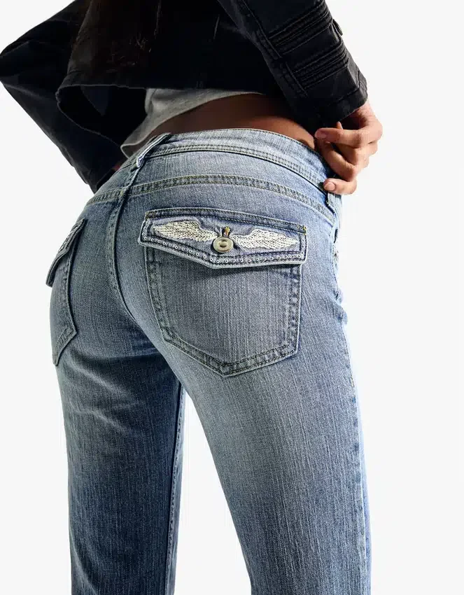 Vaqueros acampanados de talle bajo con bordados Vaqueros acampanados de talle bajo con bordados