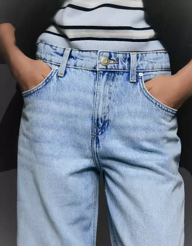 Vaqueros de cintura alta, corte Straight y pierna Wide Leg con bajos remangados – Pantalones Vaqueros de cintura alta, corte Straight y pierna Wide Leg con bajos remangados – Pantalones