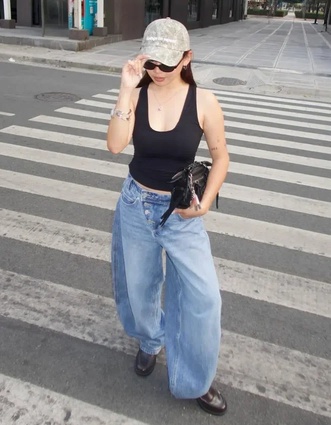 Vaqueros de talle bajo y pierna Wide Leg con botones en la parte delantera Vaqueros de talle bajo y pierna Wide Leg con botones en la parte delantera