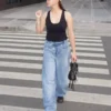 Vaqueros de talle bajo y pierna Wide Leg con botones en la parte delantera Vaqueros de talle bajo y pierna Wide Leg con botones en la parte delantera