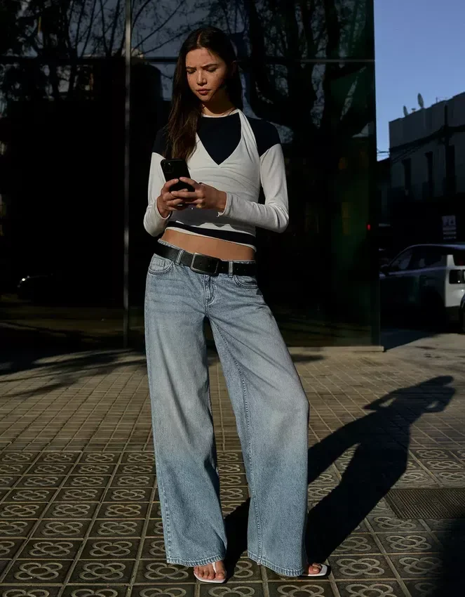 Vaqueros de tiro bajo y pierna ancha – Pantalones Vaqueros de tiro bajo y pierna ancha – Pantalones