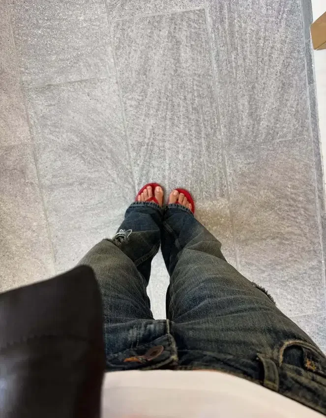 Vaqueros rasgados de talle bajo y corte Straight Vaqueros rasgados de talle bajo y corte Straight