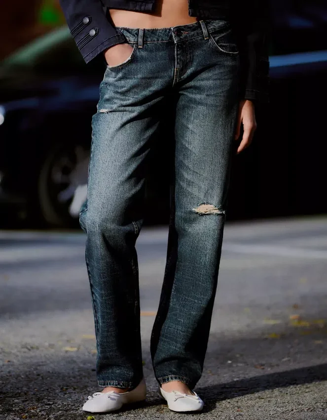 Vaqueros rasgados de talle bajo y corte Straight Vaqueros rasgados de talle bajo y corte Straight