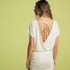 Vestido con espalda abierta y falda drapeada Vestido con espalda abierta y falda drapeada