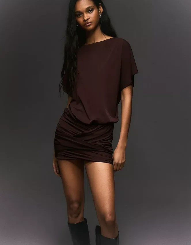 Vestido con espalda abierta y falda drapeada Vestido con espalda abierta y falda drapeada