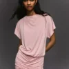 Vestido con espalda abierta y falda drapeada Vestido con espalda abierta y falda drapeada