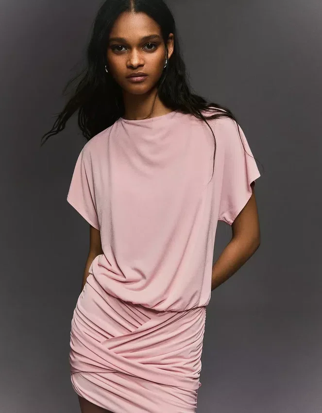 Vestido con espalda abierta y falda drapeada Vestido con espalda abierta y falda drapeada