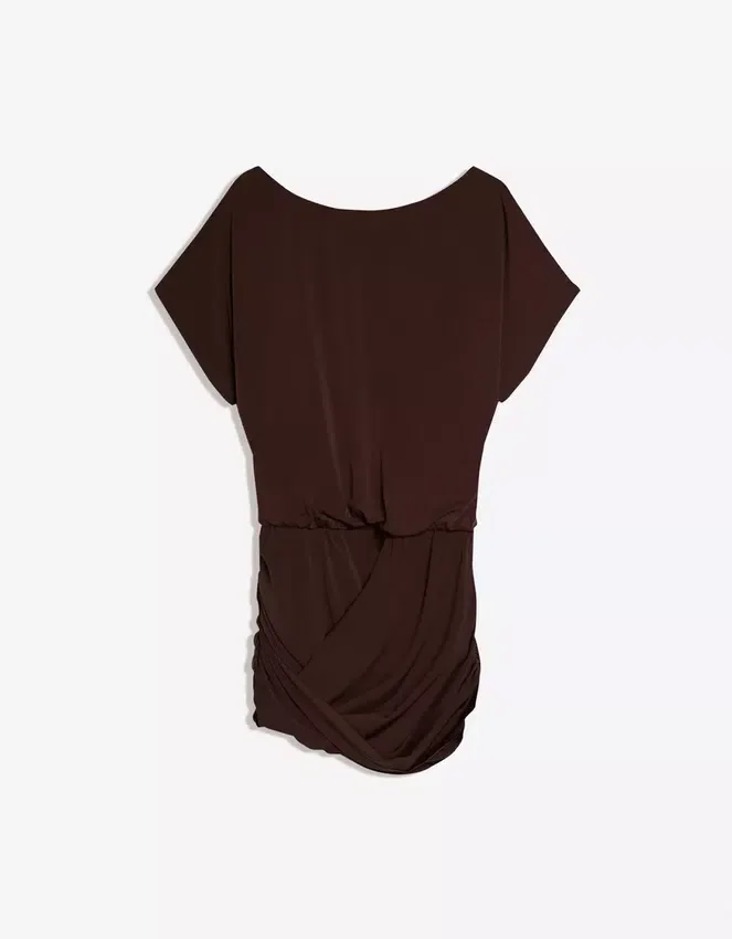 Vestido con espalda abierta y falda drapeada Vestido con espalda abierta y falda drapeada