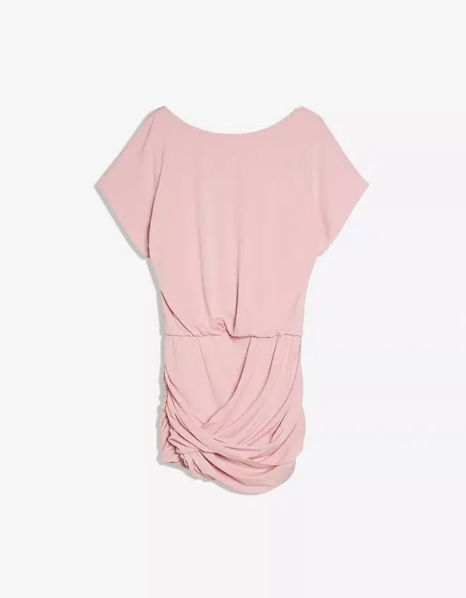 Vestido con espalda abierta y falda drapeada Vestido con espalda abierta y falda drapeada