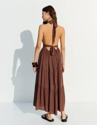 Vestido largo rústico con cuello halter