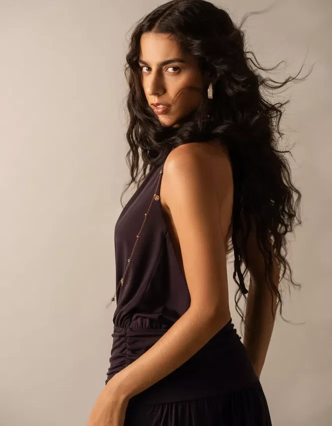 Vestido midi con cuello halter Vestido midi con cuello halter