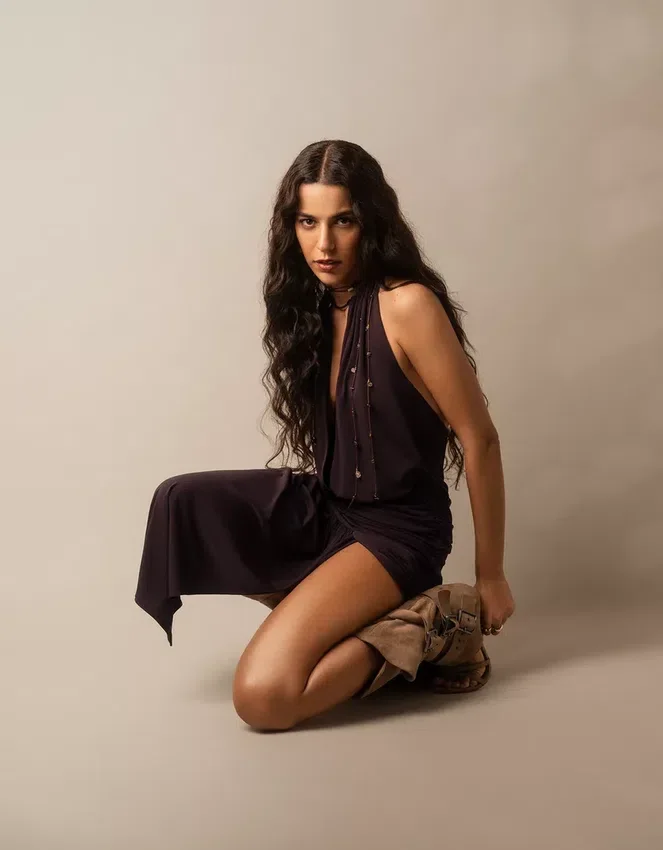 Vestido midi con cuello halter Vestido midi con cuello halter