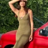 Vestido midi con cuello halter Vestido midi con cuello halter
