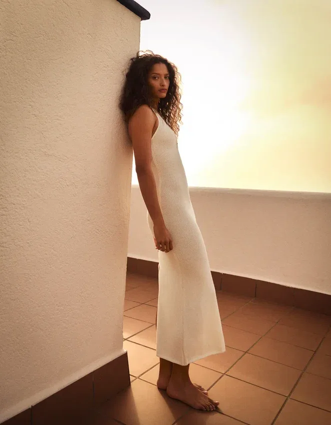 Vestido midi con cuello halter Vestido midi con cuello halter