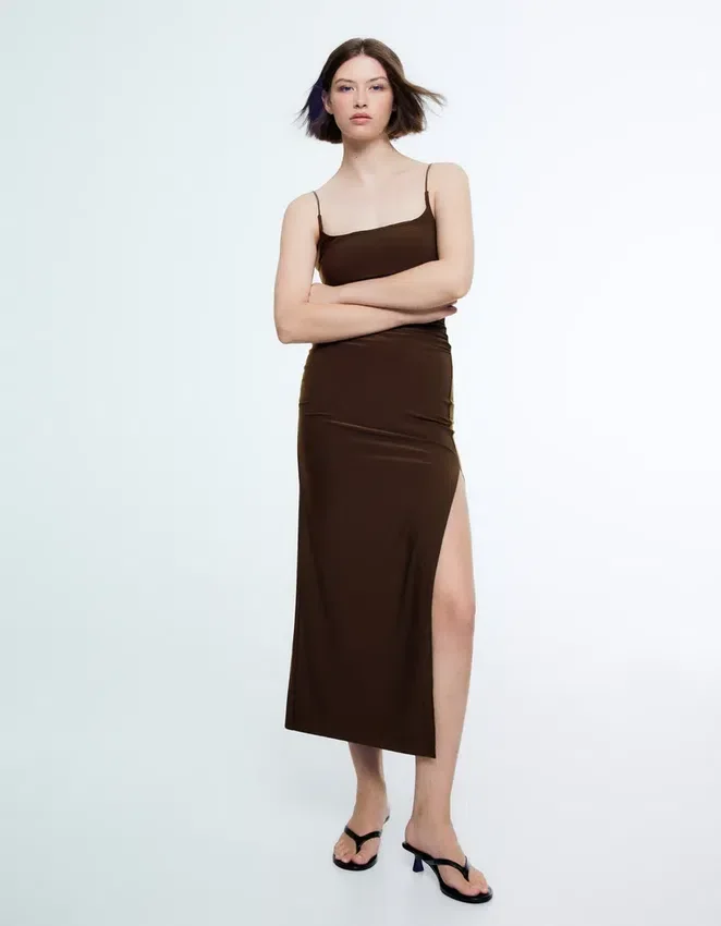 Vestido midi con tirantes y fruncidos Vestido midi con tirantes y fruncidos