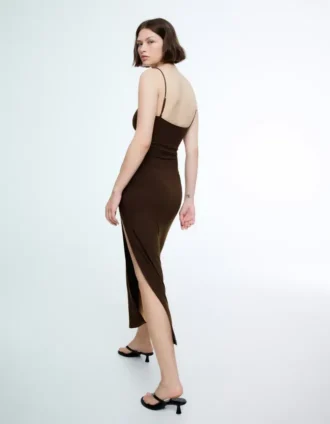 Vestido midi con tirantes y fruncidos